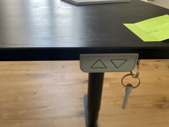 El hæve/sænkebord IKEA Bekant med kontorstol