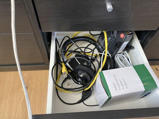 Reol med skuffer og låger med indhold