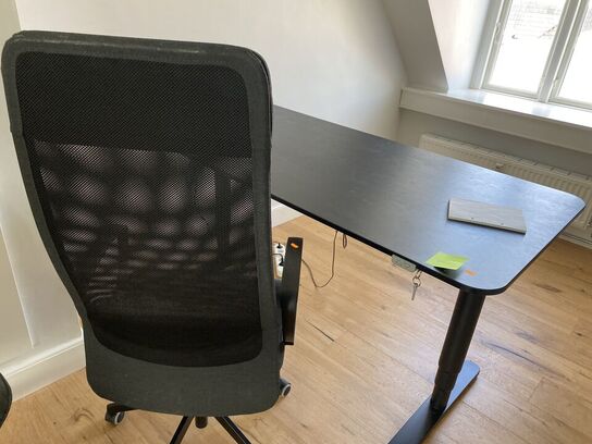 El hæve/sænkebord IKEA Bekant med kontorstol