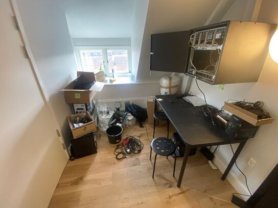 Tøm lokalet (kasser fra SMEG & BEKO tomme)