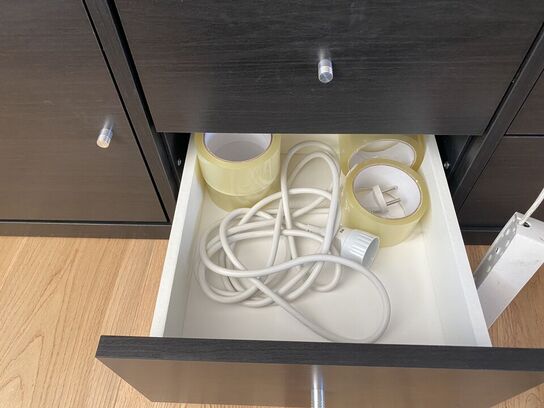 Reol med skuffer og låger med indhold