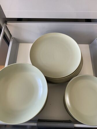 Tøm hylder og indhold i køkkenskabe