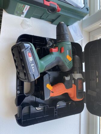 2 stk skruemaskiner samt kasse med bitz