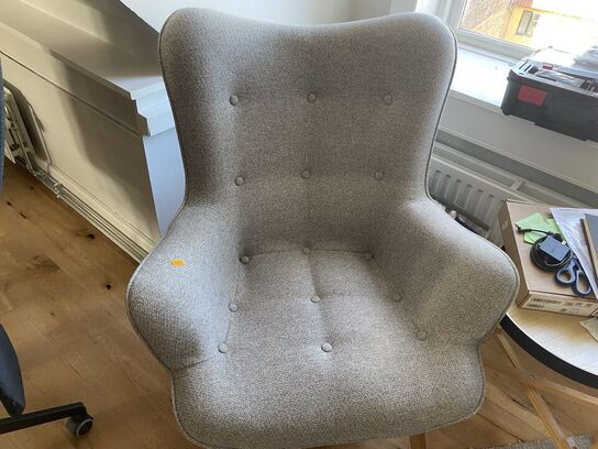 Stol,tæppe & bord unden indhold