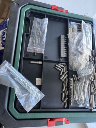 2 stk skruemaskiner samt kasse med bitz