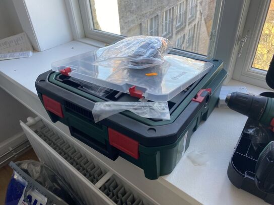 2 stk skruemaskiner samt kasse med bitz