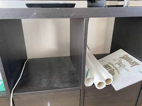 Reol med skuffer og låger med indhold