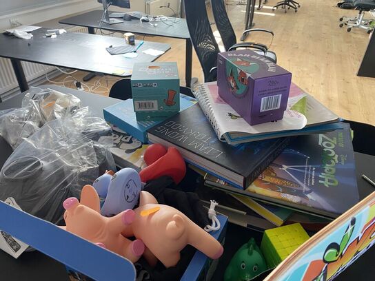 Blandet spil, bøger skateboard mm.