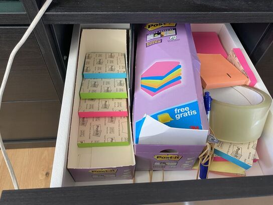 Reol med skuffer og låger med indhold