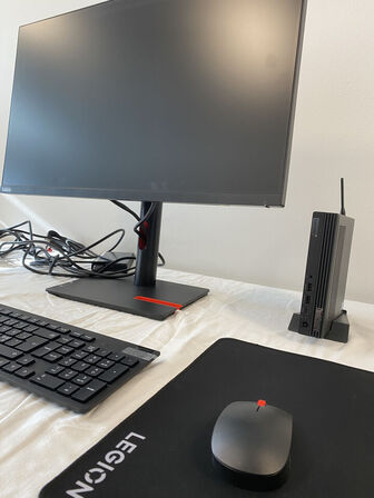 1 stk. ThinkCentre M90q Gen 5, 14 mdr. Let brugt. Skærm+mus+tastatur medfølger. LENOVO