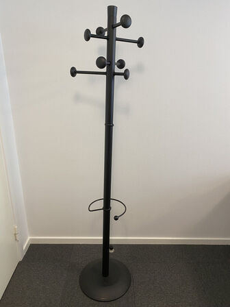 1 stk. Stumptjener Sort, H170 cm. Med paraplyholder