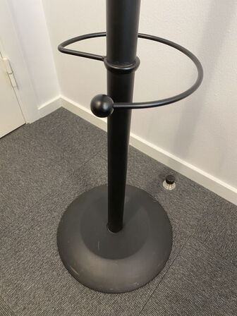 1 stk. Stumptjener Sort, H170 cm. Med paraplyholder