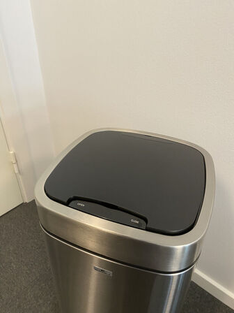 1 stk. Affaldsspand med sensor 35L, sølv FRA INVENTARLAND 14 mdr. Let brugt fra Inventarland