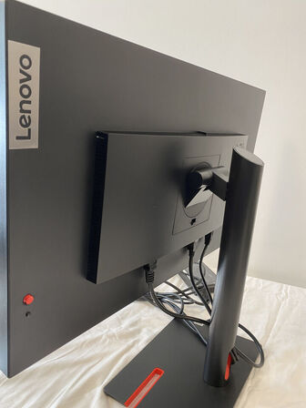 1 stk. ThinkCentre M90q Gen 5, 14 mdr. Let brugt. Skærm+mus+tastatur medfølger. LENOVO