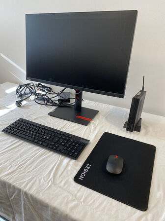1 stk. ThinkCentre M90q Gen 5, 14 mdr. Let brugt. Skærm+mus+tastatur medfølger. LENOVO