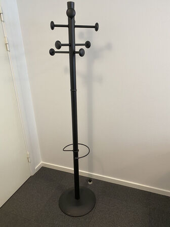 1 stk. Stumptjener Sort, H170 cm. Med paraplyholder