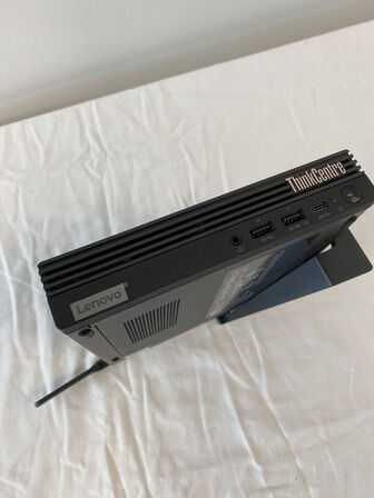 1 stk. ThinkCentre M90q Gen 5, 14 mdr. Let brugt. Skærm+mus+tastatur medfølger. LENOVO