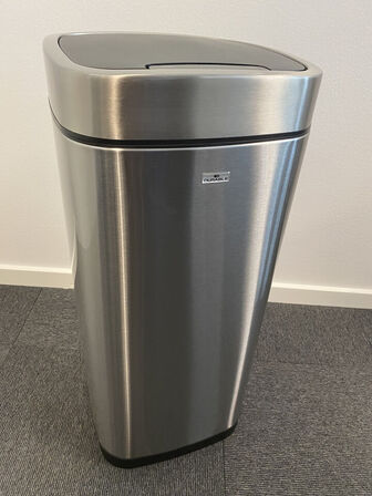 1 stk. Affaldsspand med sensor 35L, sølv FRA INVENTARLAND 14 mdr. Let brugt fra Inventarland