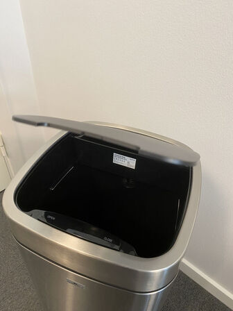 1 stk. Affaldsspand med sensor 35L, sølv FRA INVENTARLAND 14 mdr. Let brugt fra Inventarland
