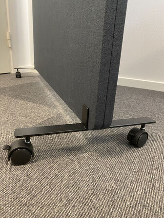 1 stk. Skærmvæg ECO SOFT 120x170h cm. FRA INVENTARLAND 14 mdr. Let brugt fra Inventarland