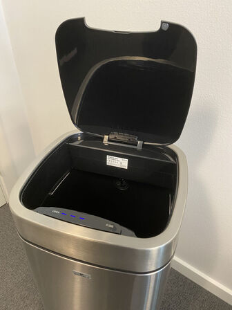 1 stk. Affaldsspand med sensor 35L, sølv FRA INVENTARLAND 14 mdr. Let brugt fra Inventarland