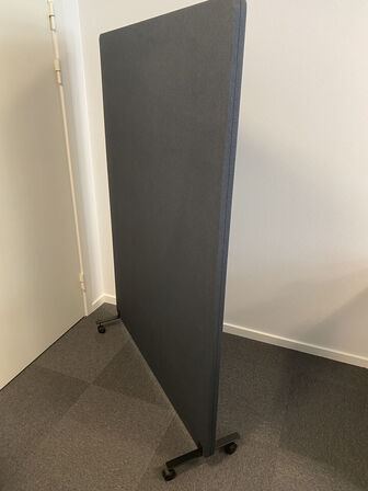1 stk. Skærmvæg ECO SOFT 120x170h cm. FRA INVENTARLAND 14 mdr. Let brugt fra Inventarland