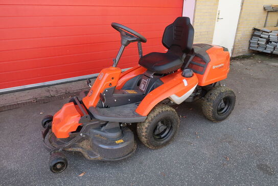 Plænetraktor HUSQVARNA R 214TC (Kun kørt 3,5 timer)