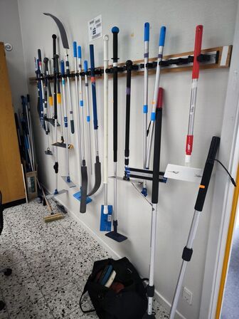 Rengøringsvogne, fremførere m.v.