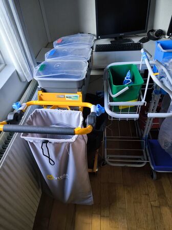 Rengøringsvogne, fremførere m.v.