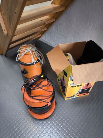 2 stk. tør/vådsugere bl.a. VAX inkl. tilbehør