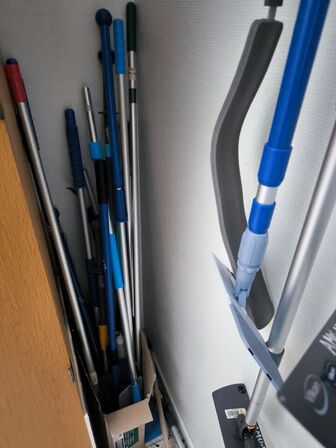 Rengøringsvogne, fremførere m.v.