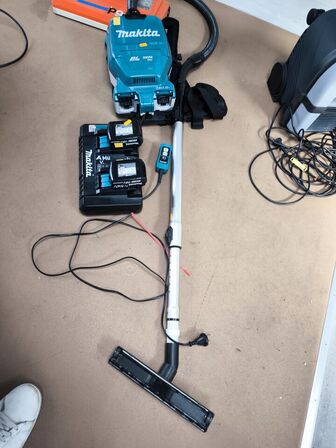 Rygstøvsuger MAKITA inkl. batterier og lader
