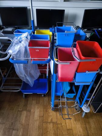 Rengøringsvogne, fremførere m.v.