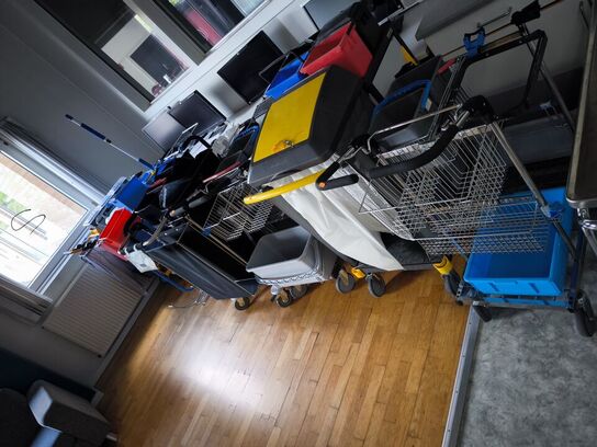 Rengøringsvogne, fremførere m.v.