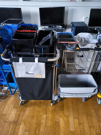 Rengøringsvogne, fremførere m.v.