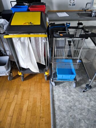 Rengøringsvogne, fremførere m.v.