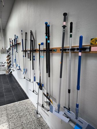 Rengøringsvogne, fremførere m.v.