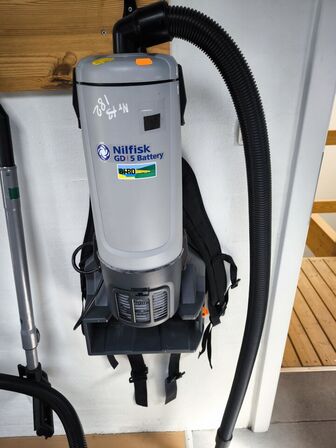 Rygstøvsuger NILFISK GD5 til batteri - inkl. lader og batteri