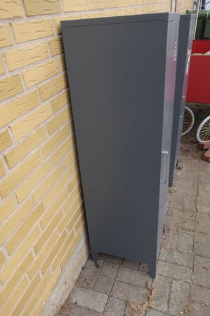 Stålskab (ubrugt) 127x38x38 m. 2 hylder (PUCH)