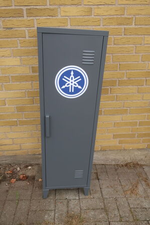 Stålskab (ubrugt) 127x38x38 m. 2 hylder (YAMAHA)