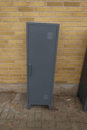 Stålskab (ubrugt) 127x38x38 m. 2 hylder