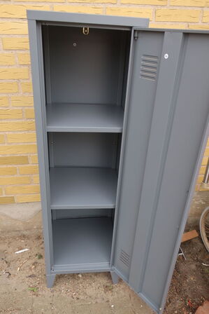 Stålskab (ubrugt) 127x38x38 m. 2 hylder (PUCH)