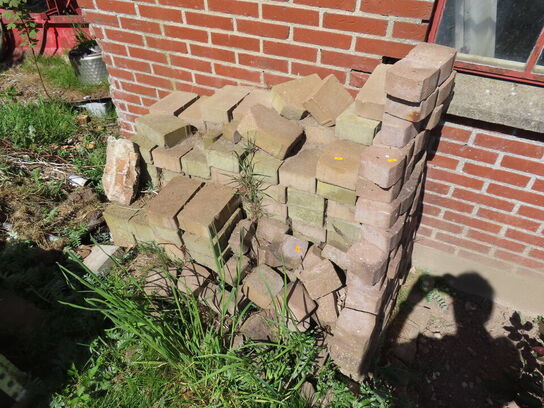 Røde assortede belægningssten. 