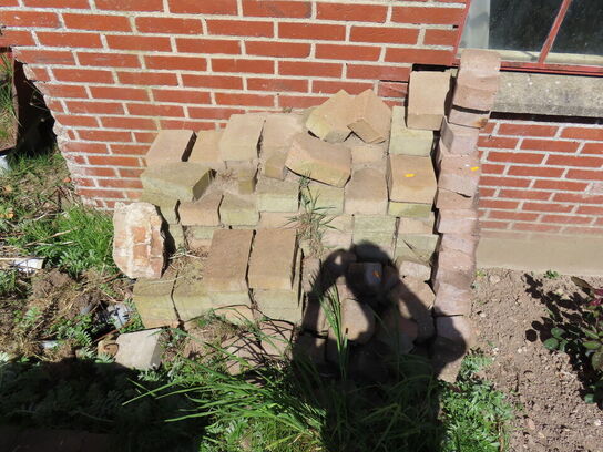 Røde assortede belægningssten. 