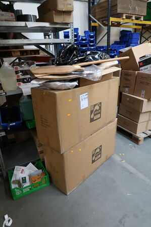 Div. Skærebrætter, pizzaspade, 2 stk. kasser med picnickurve m.m.