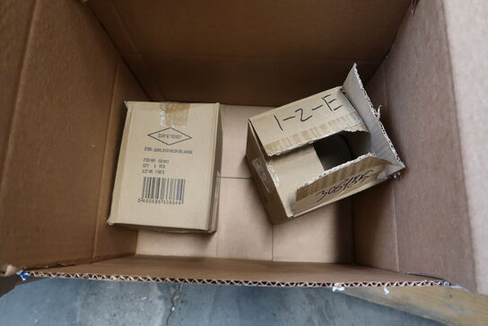 4 stk. kasser med div. Varelager