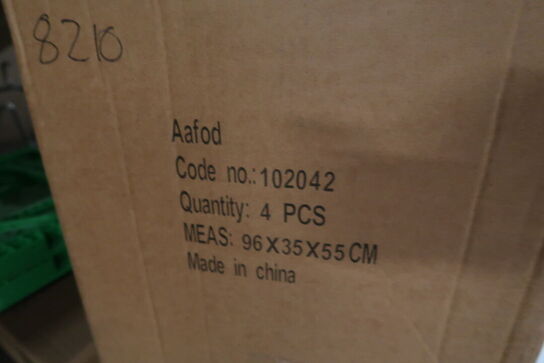 Div. Skærebrætter, pizzaspade, 2 stk. kasser med picnickurve m.m.