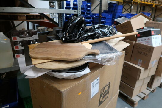 Div. Skærebrætter, pizzaspade, 2 stk. kasser med picnickurve m.m.