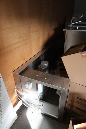 Div. rustfri stålborde, med vask, armatur m.m. (alt skal medtages)