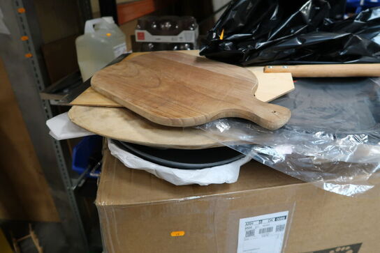 Div. Skærebrætter, pizzaspade, 2 stk. kasser med picnickurve m.m.